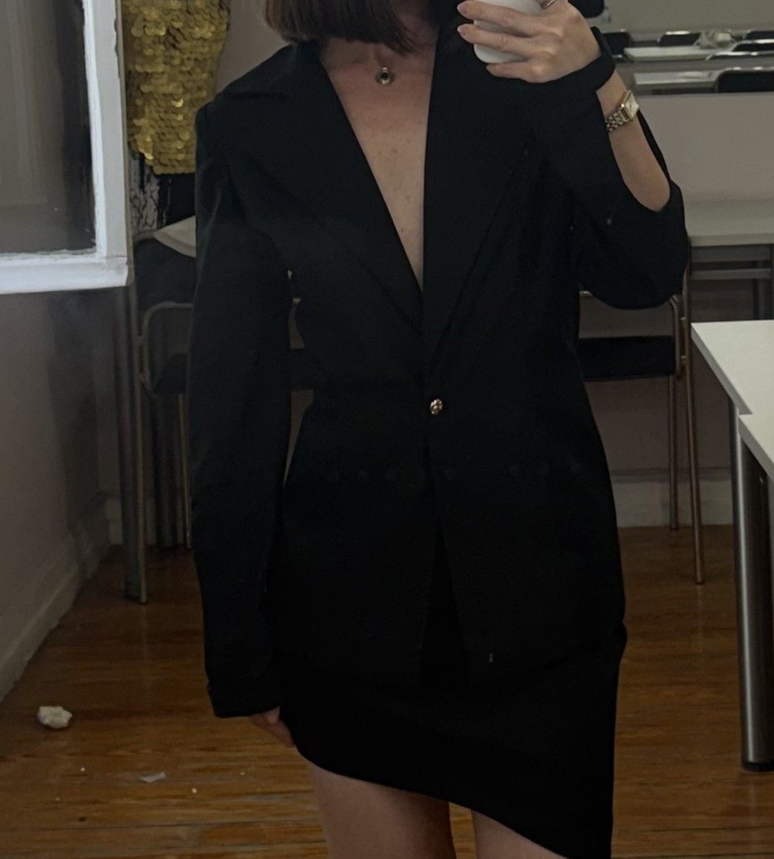 Ponte jacket from the front: plunging V and a single gold button